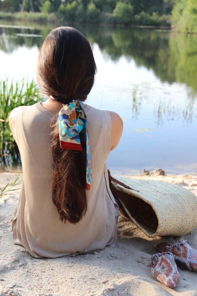 modne fryzury z jedwabną chustką Silkadore