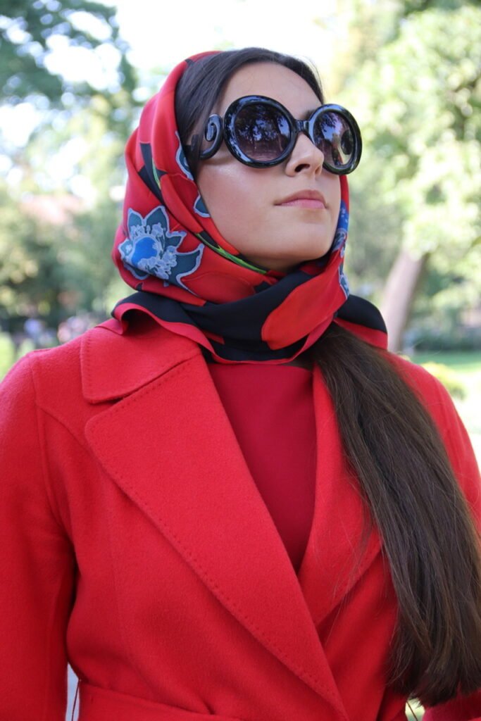 szalik do czerwonego płaszcza