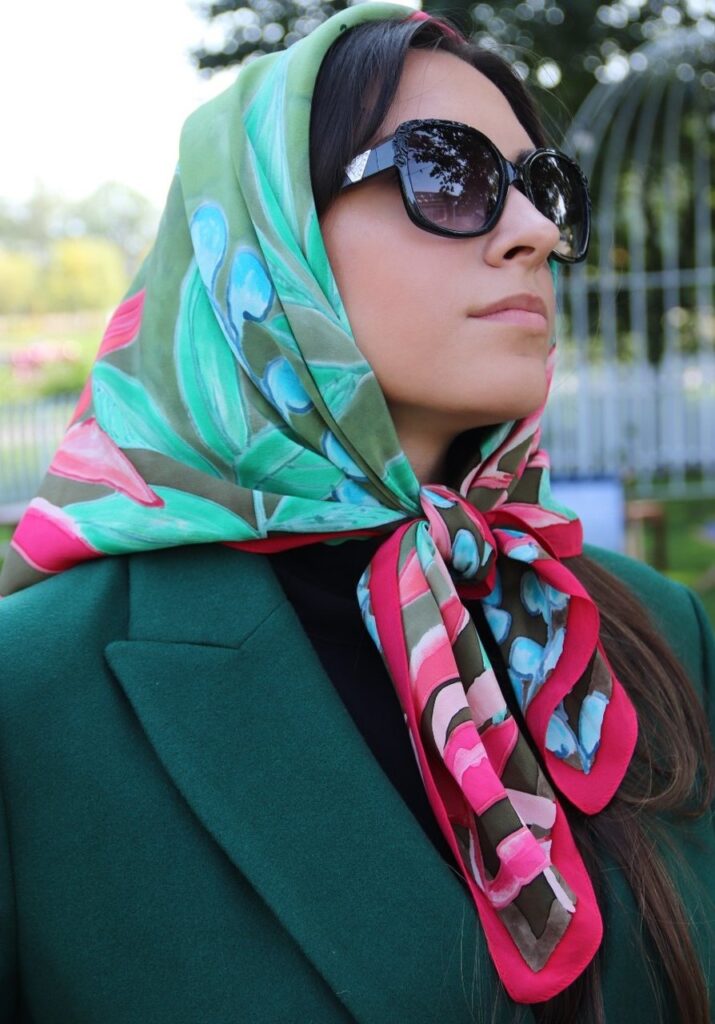 jedwabna apaszka w kolorze zielonym na prezent