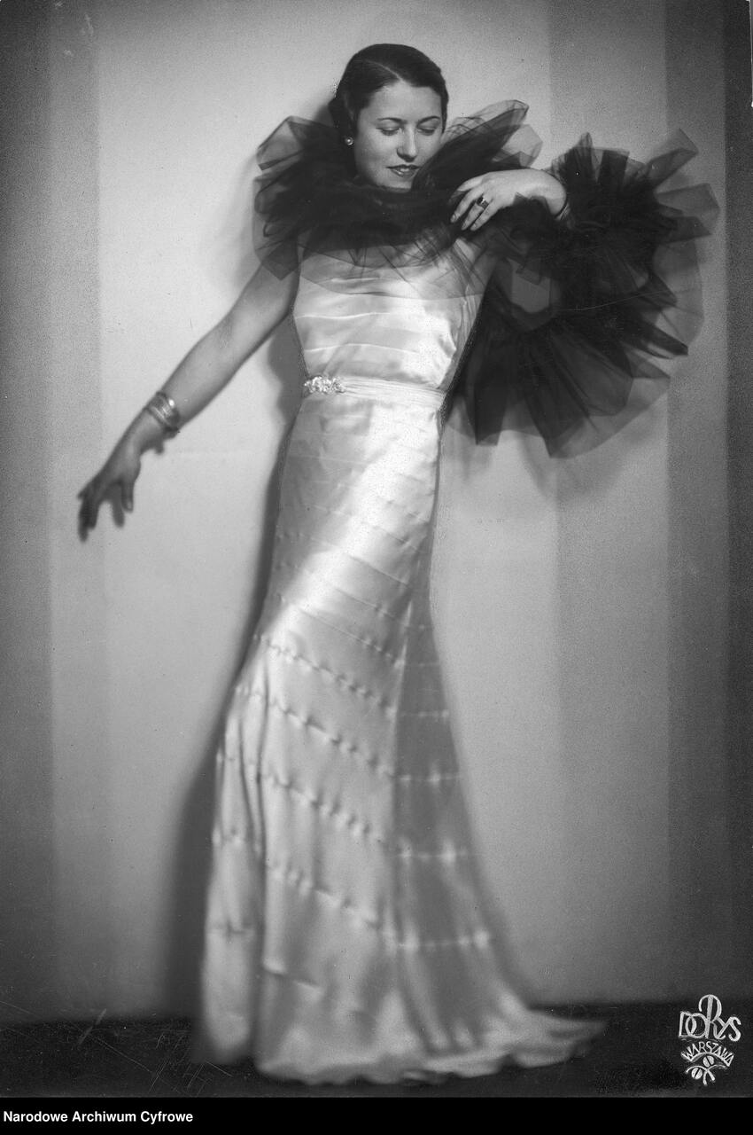 suknia z jedwabiu o splocie atłasowym