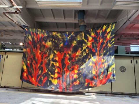 obraz na jedwabiu autorstwa Tomasza Sadleja prezentowany na wystawie SZTUKA i JEDWAB w Milanówku w 2024 roku